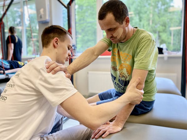 Пациент после ЧМТ занимается с физическим терапевтом