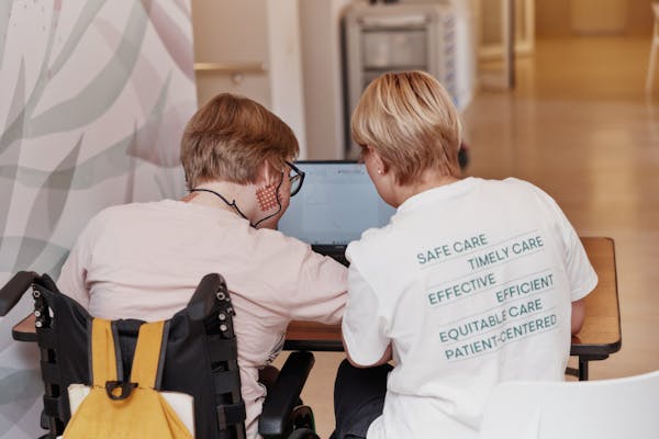 Пациентка заново учится работать на компьютере с эрготерапевтом